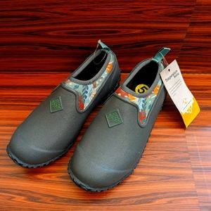 NWT Muck clogs W5 low slip on